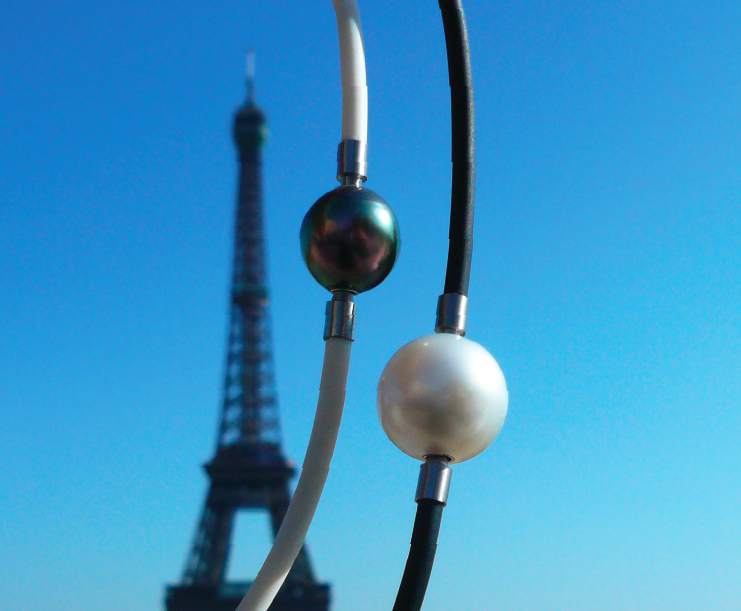 Black and white pearls as interchangeable clasps at the Tour Eiffel