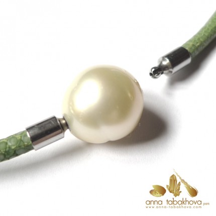 15 mm CREAMY GOLD Pearl Clasp matched with a green stingray (sold separatly)