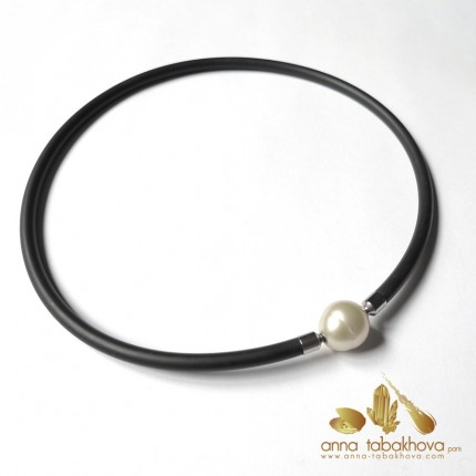 15 mm CREAMY GOLD Pearl Clasp matched with a rubber necklace (sold separatly)