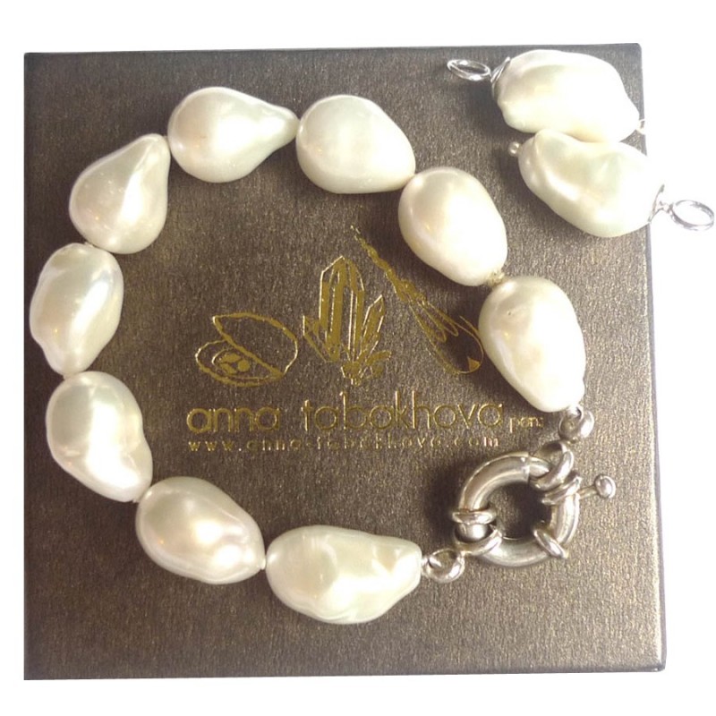 Earrings matched to white pearl necklace with bracelet (sold separatly) .